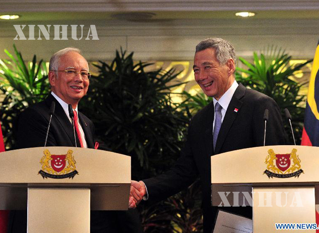 မလေးရှားဝန်ကြီးချုပ် နာဂျစ် ရာဇတ် နှင့် စင်ကာပူ ဝန်ကြီးချုပ် လီရှန်လုံးတို့အား သတင်းစာ ရှင်းလင်းပွဲတစ်ခု၌ တွေ့ရစဉ် (ဆင်ဟွာ)