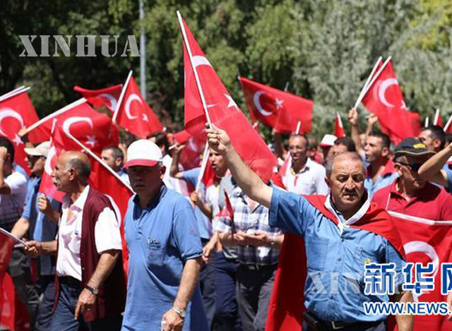 တူရကီ အာဏာသိမ်းမှုအား ဆန့်ကျင်သည့် ပြည်သူများအား တွေ့ရစဉ် (ဆင်ဟွာ)