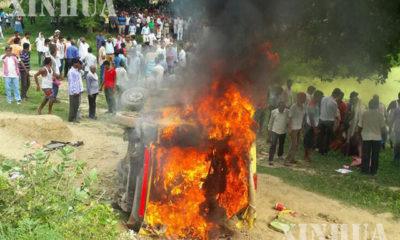 ရထားတိုက်ခံရပြီးနောက် မီးလောင် ပျက်စီးနေသော ကျောင်းကားကို တွေ့ရစဉ် (ဆင်ဟွာ)