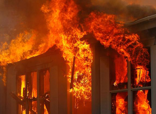 မဒါဂတ်စကာနိုင်ငံ တွင် မီးလောင်မှု ဖြစ်ပွားခဲ့သည့် အိမ်တစ်လုံးအားတွေ့ရစဉ် (ဓာတ်ပုံ-အင်တာနက်)