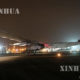 အဘူဒါဘီမြို့သို့ ရောက်ရှိလာသည့် နေရောင်ခြည် စွမ်းအင်သုံးလေယာဉ် Solar Impulse 2 အား တွေ့ရစဉ် (ဆင်ဟွာ)