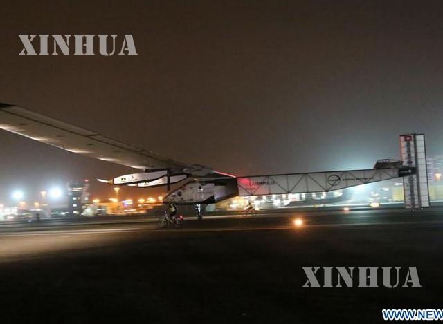 အဘူဒါဘီမြို့သို့ ရောက်ရှိလာသည့် နေရောင်ခြည် စွမ်းအင်သုံးလေယာဉ် Solar Impulse 2 အား တွေ့ရစဉ် (ဆင်ဟွာ)
