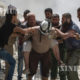 ဆီးရီးယား အသေခံ ဗုံးဖောက်ခွဲမှုတွင် ဒဏ်ရာရသူ တစ်ဦးအား ထမ်းခေါ်လာစဉ် (ဆင်ဟွာ)