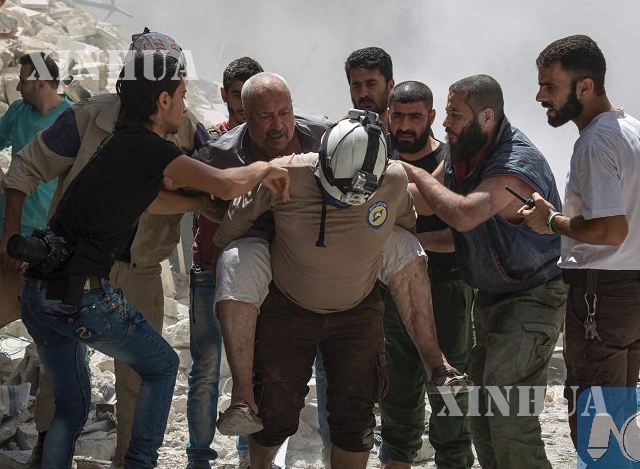 ဆီးရီးယား အသေခံ ဗုံးဖောက်ခွဲမှုတွင် ဒဏ်ရာရသူ တစ်ဦးအား ထမ်းခေါ်လာစဉ် (ဆင်ဟွာ)