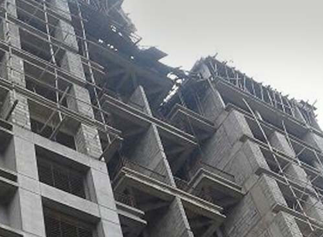 အိန္ဒိယနိုင်ငံ အနောက်ပိုင်းတွင် ပြိုကျခဲ့သည့် ဆောက်လက်စ အဆောက်အဦ တစ်လုံးအားတွေ့ရစဉ် (ဓာတ်ပုံ-အင်တာနက်)