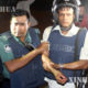 ဒါကာမြို့ရှိ အဆင့်မြင့် စားသောက်ဆိုင် တိုက်ခိုက်မှုတွင် ဒဏ်ရာရရှိသည့် ရဲအား တွေ့ရစဉ် (ဆင်ဟွာ)
