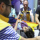 ရဟတ်ယာဉ် ပျက်ကျမှုတွင် ဒဏ်ရာရရှိသူအား ဆေးရုံသို့ ခေါ်ဆောင်လာစဉ် (ဓာတ်ပုံ- အင်တာနက်)