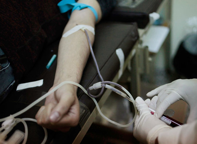 သြစတြေးလျနိုင်ငံ မဲလ်ဘုန်း ဆေးရုံ၌ သွေးလှူဒါန်းနေသူ တစ်ဦးအား တွေ့ရစဉ်(ဓာတ်ပုံ-အင်တာနက်)