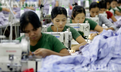 ရန်ကုန်မြို့ရှိ အထည်ချုပ် စက်ရုံတစ်ရုံကို တွေ့ရစဉ် (ဆင်ဟွာ)
