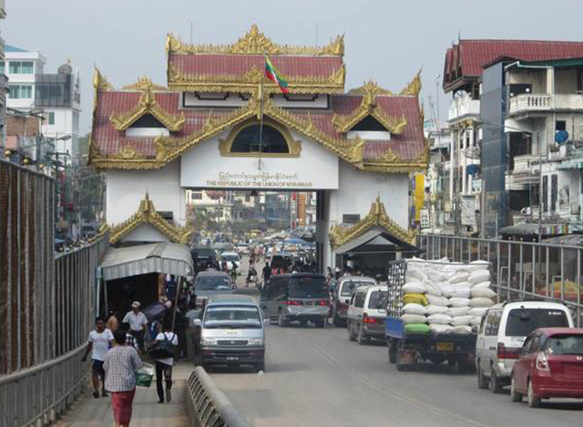 မြန်မာ-ထိုင်း နယ်စပ်ဂိတ်အားတွေ့ရစဉ် (ဓာတ်ပုံ-- အင်တာနက်)