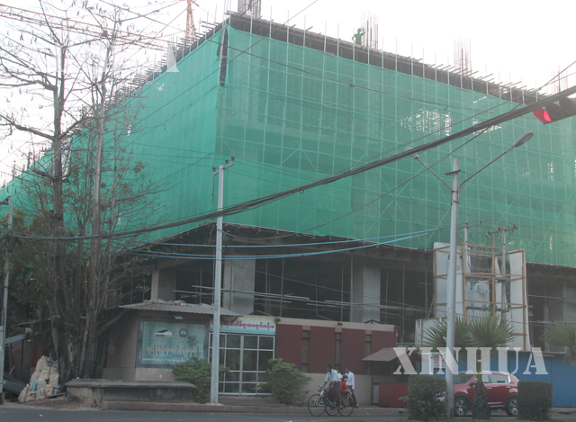 ရန်ကုန်မြို့တွင်းရှိ ဆောက်လုပ်နေဆဲ အဆောက်အအုံတစ်ခုကိုတွေ့ရစဉ်(ဓာတ်ပုံ- ဆင်ဟွာ)