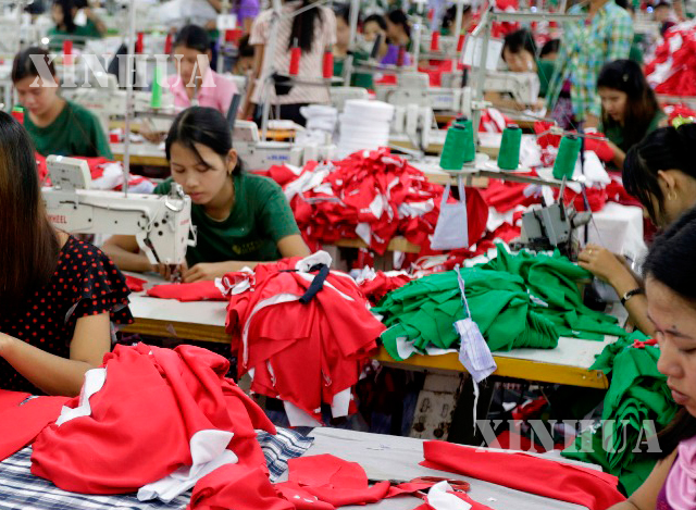 အထည်ချုပ် စက်ရုံတစ်ရုံတွင် လုပ်ကိုင်နေသော အလုပ်သမားများအား တွေ့ရစဉ်(ဆင်ဟွာ)