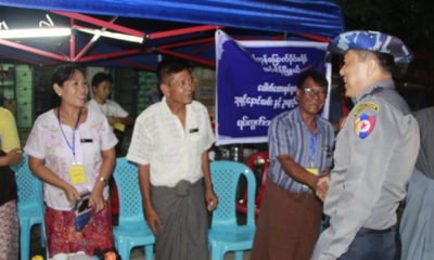 Community Based Policing ဆောင်ရွက်နေစဉ် (ဓာတ်ပုံ-- ရန်ကုန်တိုင်းရဲတပ်ဖွဲ့)