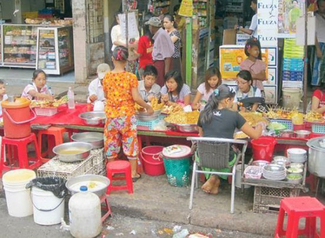 ရန်ကုန်မြို့တွင်းရှိ လမ်းဘေးဈေးဆိုင်တစ်ခုအား တွေ့ရစဉ်(ဓာတ်ပုံ- အင်တာနက်)