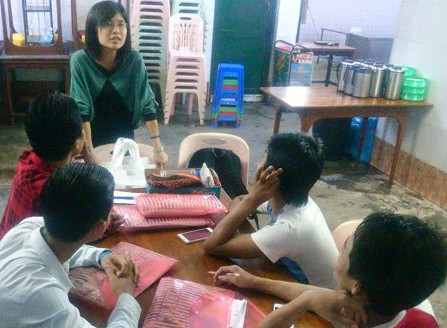 လူငယ်လူရွယ်များအား Myanmar Mobile Education (myME) မှ ပညာသင်ကြားပေးနေစဉ် (ဓာတ်ပုံ-- Myanmar Mobile Education (myME) )