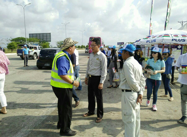 ရန်ကုန်- မန္တလေးအမြန်လမ်းမကြီးတွင် ယာဉ်မောင်း/ယာဉ်ပိုင်ရှင်များသို့ အသိပညာပေး ဆောင်ရွက်ပေးစဉ် (ဓာတ်ပုံ-- Yangon- Mandalay Expressway)