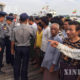 ရန်ကုန် နန်းသီတာ ဆိပ်ကမ်းသို့ပြန်လည် ရောက်ရှိလာသော နစ်မြုပ် စက်လှေများမှ ခရီးသည်များနှင့် တာဝန်ရှိသူများအား တွေ့ရစဉ်(ဆင်ဟွာ)
