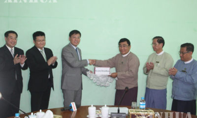 မြန်မာနိုင်ငံဆိုင်ရာ တရုတ် သံအမတ်ကြီး မစ္စတာ ဟုန်လျန် (Mr. Hong Liang )နှင့် သံရုံး ဝန်ထမ်းများက ရေဘေးသင့် ပြည်သူများအတွက် ငွေလှူဒါန်းစဉ် (ဆင်ဟွာ)