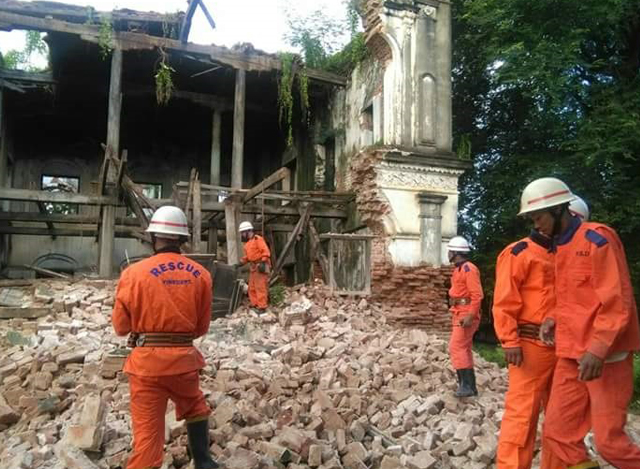 ငလျင်ဒဏ်ကြောင့်ပြိုကျပျက်စီးသွားသော အဆောက်အဦးတစ်ခုအားတွေ့ရစဉ် (ဓါတ်ပုံ- Myanmar Fire Service Department)