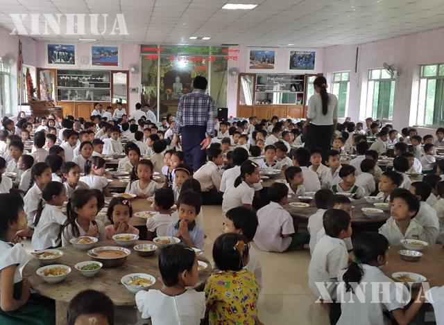 ပရဟိတ ဘုန်းကြီးကျောင်းတွင် ပညာသင်ကြားနေကြသော ကလေးငယ်များကို တွေ့ရစဉ် (ဆင်ဟွာ)