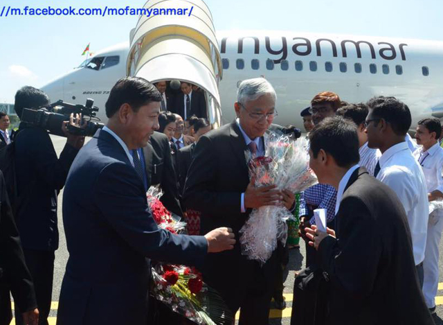 အိန္ဒိယနိုင်ငံသို့ချစ်ကြည်ရေး ခရီးစဉ် သွားရောက်သည့် နိုင်ငံတော် သမ္မတနှင့် အဖွဲ့အား ဂယာမြို့ လေဆိပ်၌ တွေ့ရစဉ်(ဓာတ်ပုံ- Ministry of Foreign Affairs Myanmar)