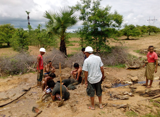 ရေနံပိုက်လိုင်းပေါက်မှုအားပြုပြင်နေကြစဉ် (ဓာတ်ပုံ- MOI)