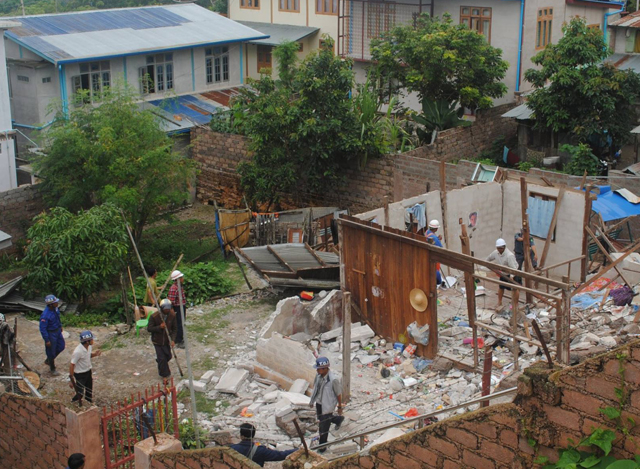 မြေပြိုကျမှုကြောင့် နေအိမ် ပျက်စီးမှုများအား တွေ့ရစဉ်(ဓာတ်ပုံ-MOI)