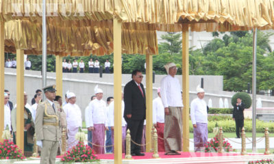 မြန်မာနိုင်ငံတော် သမ္မတ ဦးထင်ကျော် နှင့် လာအို ပြည်သူ့ဒီမိုကရက်တစ် သမ္မတနိုင်ငံ သမ္မတ H.E. Mr. Bounnhang VORACHTTH တို့ ဂုဏ်ပြုတပ်ဖွဲ့၏ အလေးပြုခြင်းကို ခံယူနေစဉ် (ဆင်ဟွာ)