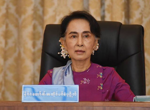 ပြည်ထောင်စုငြိမ်းချမ်းရေးညီလာခံ - (၂၁)ရာစုပင်လုံကျင်းပရေး ဗဟိုကော်မတီ ဥက္ကဋ္ဌ ဒေါ်အောင်ဆန်းစုကြည်အား အစည်းအဝေး၌ တွေ့ရစဉ်(ဓာတ်ပုံ- Myanmar State Counsellor Office)