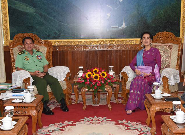 ဒေါ်အောင်ဆန်းစုကြည် နှင့် ဗိုလ်ချုပ်မှူးကြီး မင်းအောင်လှိုင်တို့တွေ့ဆုံစဉ်(ဓာတ်ပုံ- Myanmar State Counsellor Office)