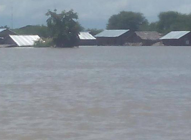 မကွေးတိုင်းဒေသကြီး ၊ ပွင့်ဖြူမြို့နယ် ဆည်မုန်းကျေးရွာ၌ လူနေအိမ် အချို့ရေဝင်နေသည်များကို တွေ့ရစဉ်(ဓာတ်ပုံ- Relief and Resettlement Department - Myanmar)