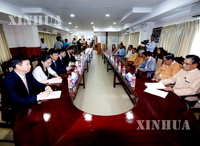 အမျိုးသား ဒီမိုကရေစီ အဖွဲ့ချုပ် (NLD) ပါတီ ခေါင်းဆောင်များ နှင့် တရုတ် ကွန်မြူနစ်ပါတီ ဗဟိုကော်မတီ၏ နိုင်ငံတကာ ရေးရာဌာန ဝန်ကြီး မစ္စတာ ဆုန့်ထောင်း တွေ့ဆုံ နေစဉ်(ဆင်ဟွာ)
