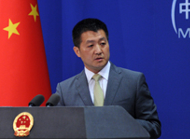 တရုတ် နိုင်ငံခြားရေး ဝန်ကြီးဌာန ပြောရေး ဆိုခွင့်ရှိသူ လုခန်း အား သတင်းစာ ရှင်းလင်း ပွဲတွင် မြင်တွေ့ရစဉ်(ဓာတ်ပုံ-http://www.fmprc.gov.cn)