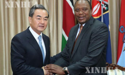 ကင်ညာသမ္မတ Uhuru Kenyatta (ယာ) နှင့် တရုတ်နိုင်ငံ နိုင်ငံခြားရေးဝန်ကြီး ဝမ်ရိ(ဝဲ) တို့အား နိုင်ရိုဘီမြို့၌ သြဂုတ်လ ၁ဝ ရက်တွင် တွေ့ဆုံစဉ်(ဆင်ဟွာ)