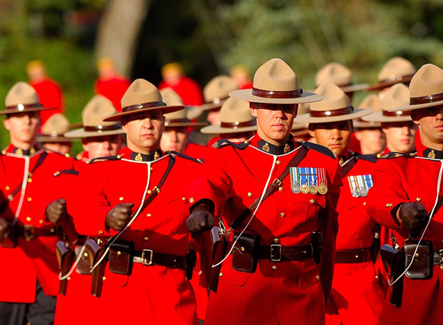 ကနေဒါတော်ဝင်လက်နက်ကိုင် ရဲတပ်ဖွဲ့ (RCMP) အားတွေ့ရစဉ် (ဓါတ်ပုံ-အင်တာနက်)