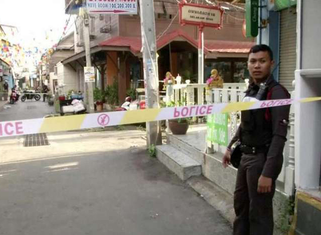 ဗုံးပေါက်ကွဲမှုဖြစ်ပွားသည့် နေရာအား လုံခြုံရေးတပ်ဖွဲ့ဝင်များက စစ်ဆေးနေစဉ်(ဓာတ်ပုံ-အင်တာနက်)
