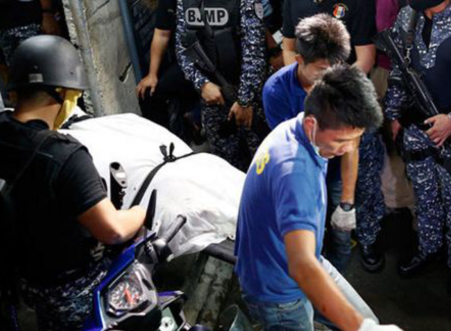 ဖိလစ်ပိုင်ထောင် ပေါက်ကွဲမှု အတွင်း သေဆုံးသွားသူတစ်ဦးအား သယ်ထုတ်လာစဉ် (ဓါတ်ပုံ-အင်တာနက်)
