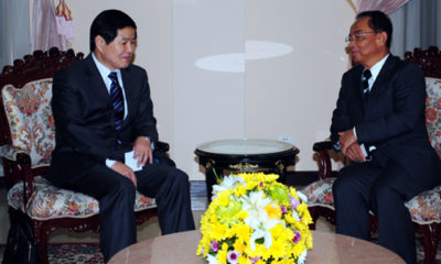 ကမ္ဘောဒီးယားနိုင်ငံ ဝန်ကြီးချုပ် ဆမ်ဒတ်ဟွန်ဆန်(ဝဲ) နှင့် မြောက်ကိုးရီးယားသံအမတ် Jang Yun Gon(ယာ) တို့အားတွေ့ရစဉ် (ဓာတ်ပုံ-အင်တာနက်)