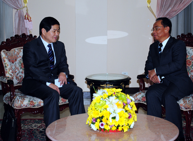 ကမ္ဘောဒီးယားနိုင်ငံ ဝန်ကြီးချုပ် ဆမ်ဒတ်ဟွန်ဆန်(ဝဲ) နှင့် မြောက်ကိုးရီးယားသံအမတ် Jang Yun Gon(ယာ) တို့အားတွေ့ရစဉ် (ဓာတ်ပုံ-အင်တာနက်)