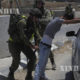 ပါလက်စတိုင်းလူငယ်တစ်ဦးအား အစ္စရေးလုံခြုံရေးတပ်ဖွဲ့ဝင်များက စစ်ဆေးနေစဉ်(ဆင်ဟွာ)