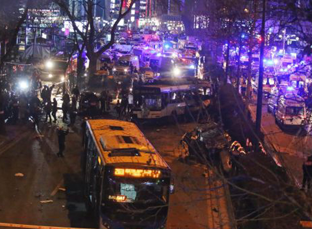 တူရကီနိုင်ငံတွင် ဖြစ်ပွားခဲ့သည့် ကားဗုံးပေါက်ကွဲမှုတစ်ခုအားတွေ့ရစဉ် (ဓါတ်ပုံ-အင်တာနက်)