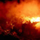 မုန့်တိုက် ပေါက်ကွဲမှုတွင် လောင်ကျွမ်းနေသောမီးများအား မီးသတ်သမားများ ငြှိမ်းသတ်နေစဉ် (ဓာတ်ပုံ- အင်တာနက်)