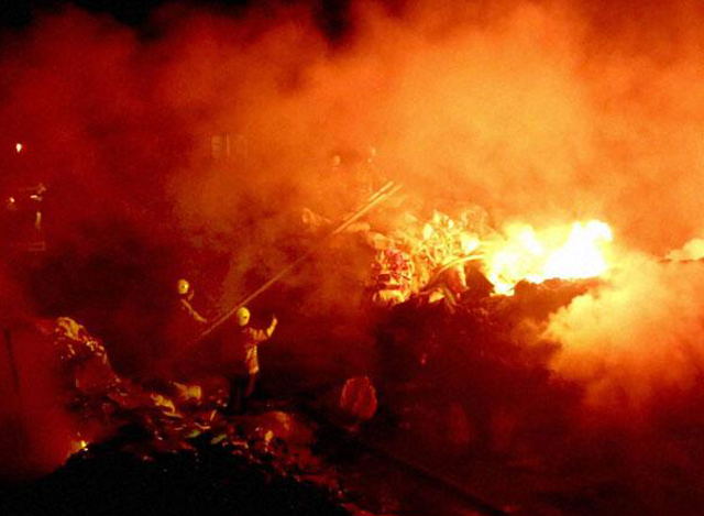 မုန့်တိုက် ပေါက်ကွဲမှုတွင် လောင်ကျွမ်းနေသောမီးများအား မီးသတ်သမားများ ငြှိမ်းသတ်နေစဉ် (ဓာတ်ပုံ- အင်တာနက်)