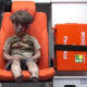 ဆေးကုသမှုခံယူရန် လူနာတင်ကားပေါ်တွင် ထိုင်နေသည့် အသက် ငါးနှစ်အရွယ် အိုမရာ ဒတ်နိရှ်အား တွေ့ရစဉ် (ဓာတ်ပုံ- အင်တာနက်)