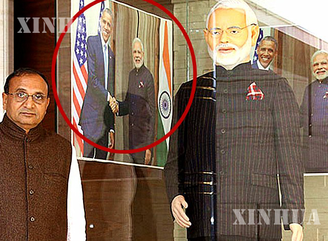 ကမ္ဘာ့ဈေးအကြီးဝတ်စုံဖြင့် အိန္ဒိယဝန်ကြီးချုပ် မိုဒီအားတွေ့ရစဉ် (ဆင်ဟွာ)