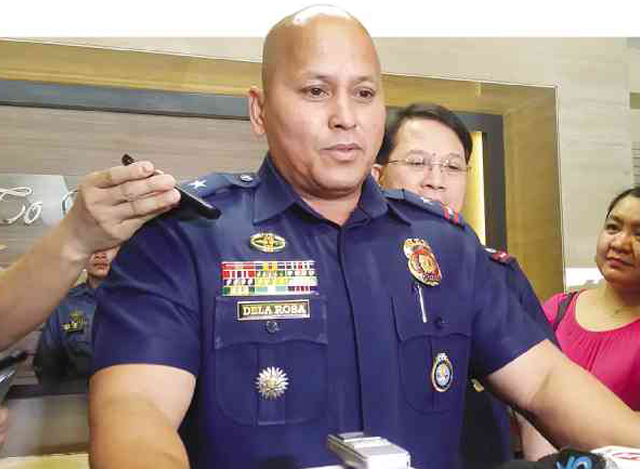 ဖိလစ်ပိုင် အမျိုးသား ရဲတပ်ဖွဲ့ ညွှန်ကြားရေးမှူးချုပ် ရော်နယ် ဒီလာ ရိုဆာအား တွေ့ရစဉ် (ဓာတ်ပုံ- အင်တာနက်)