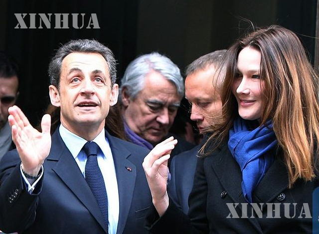 ပြင်သစ် သမ္မတဟောင်း ဆာကိုဇီနှင့် ဇနီး ကာလာ ဘရူနီတို့အား ၂၀၁၂ ခုနှစ် ဧပြီလ ၂၂ ရက်က တွေ့ရစဉ် (ဆင်ဟွာ)