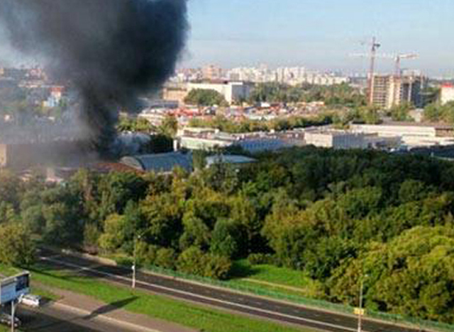မော်စကိုမြို့ရှိ ကုန်လှောင်ရုံ မီးလောင်မှုဖြစ်ပွားနေပုံအား အဝေးမှမြင်တွေ့ရစဉ် (ဓာတ်ပုံ-အင်တာနက်)