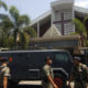 ဗုံးခွဲတိုက်ခိုက်မှုဖြစ်ပွားပြီးနောက် ဘုရားရှိခိုးကျောင်းအား လုံခြုံရေးတပ်ဖွဲ့ဝင်များက စစ်ဆေးနေစဉ်(ဓာတ်ပုံ-အင်တာနက်)