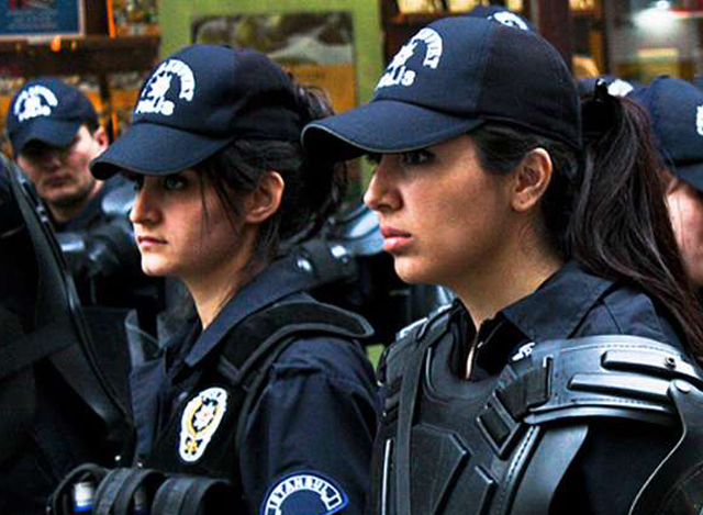 တူရကီနိုင်ငံ မှ ရဲမေများအား တွေ့ရစဉ် (ဓာတ်ပုံ-အင်တာနက်)